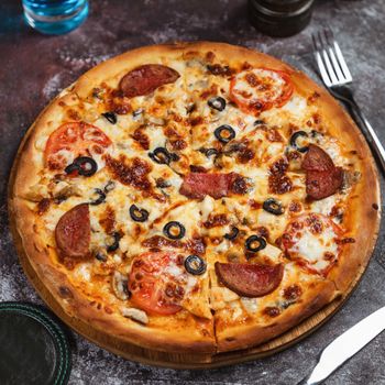 Pizza Capricciosa so šunkou a šampiňónmi