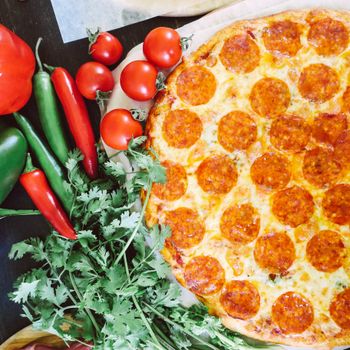 Pizza Diavola s pikantnou salámou a čili